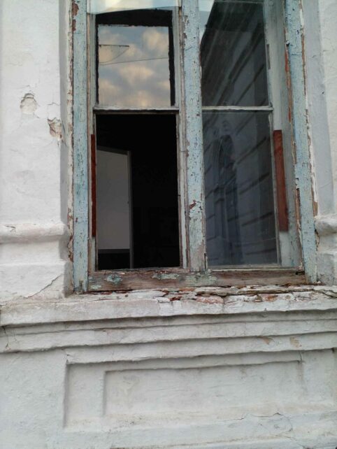 «Вилетіли вікна, могли і стіни дати тріщини»: наслідки ворожої атаки, від якої постраждала садиба Лизогубів на Чернігівщині