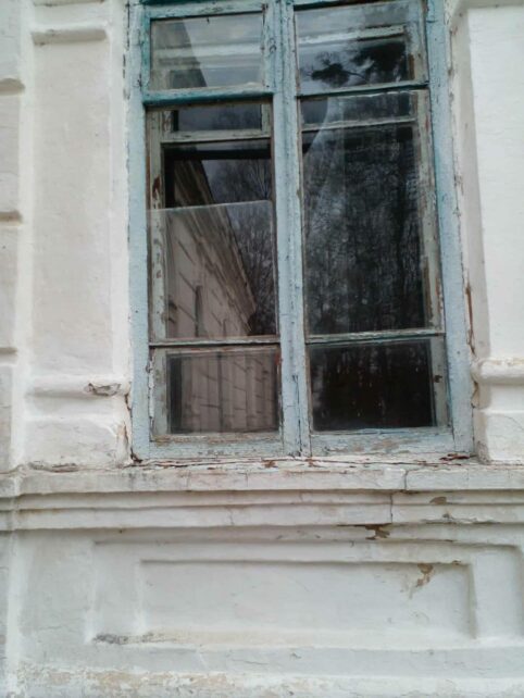 «Вилетіли вікна, могли і стіни дати тріщини»: наслідки ворожої атаки, від якої постраждала садиба Лизогубів на Чернігівщині