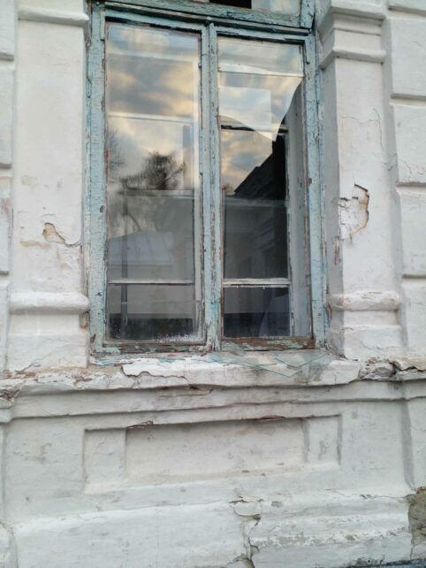 «Вилетіли вікна, могли і стіни дати тріщини»: наслідки ворожої атаки, від якої постраждала садиба Лизогубів на Чернігівщині