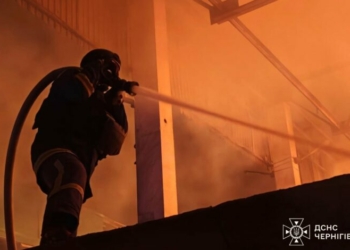 Вогонь охопив 250 кв. м: після обстрілу на Чернігівщині ліквідували масштабну пожежу (Фото) Вогонь охопив 250 кв. м: після обстрілу на Чернігівщині ліквідували масштабну пожежу (Фото)