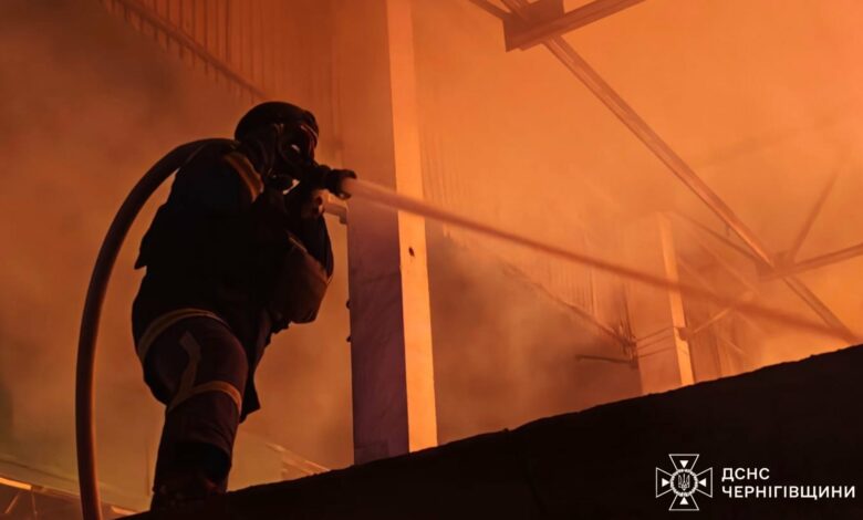 Вогонь охопив 250 кв. м: після обстрілу на Чернігівщині ліквідували масштабну пожежу (Фото)