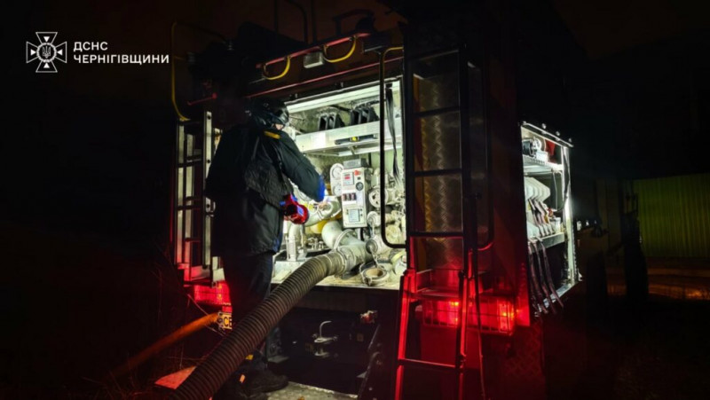 Вогонь охопив 250 кв. м: після обстрілу на Чернігівщині ліквідували масштабну пожежу (Фото)