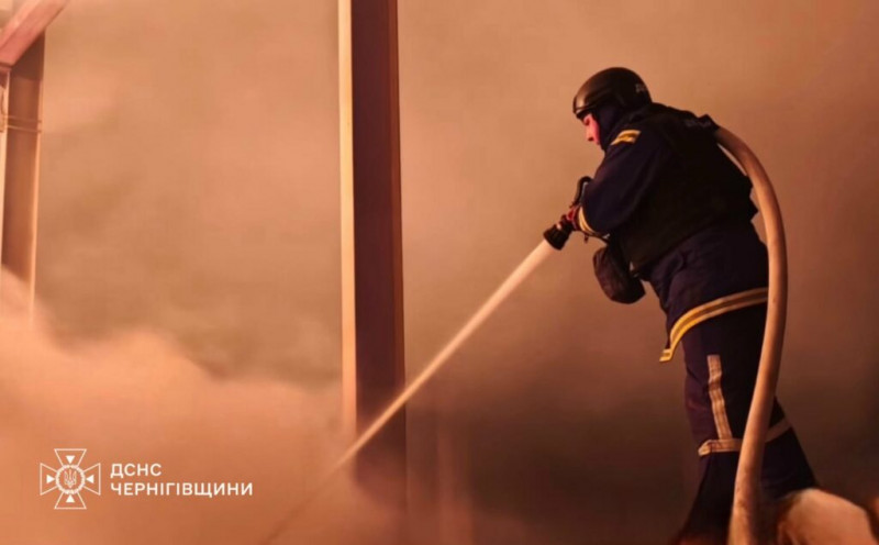 Вогонь охопив 250 кв. м: після обстрілу на Чернігівщині ліквідували масштабну пожежу (Фото)
