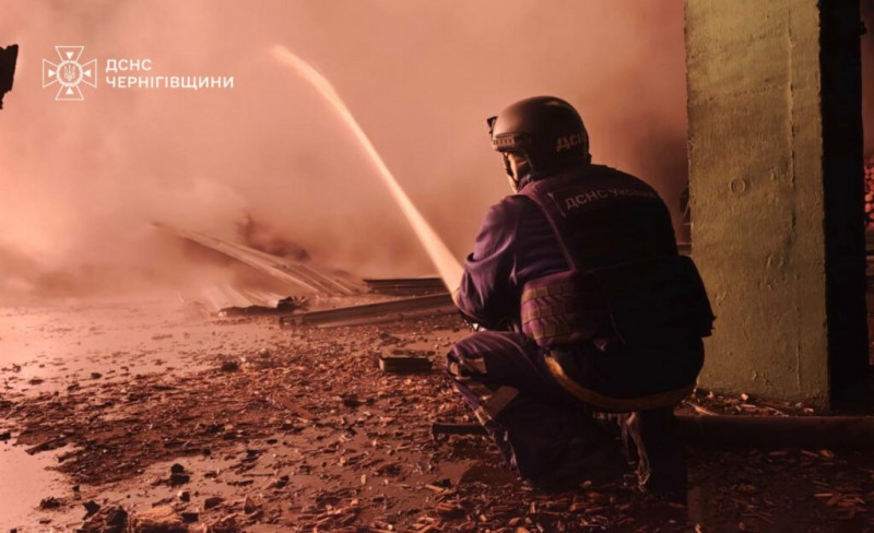 Вогонь охопив 250 кв. м: після обстрілу на Чернігівщині ліквідували масштабну пожежу (Фото)