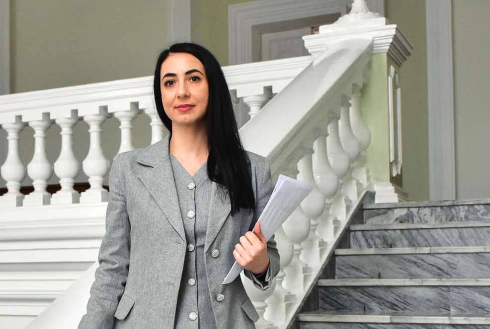 Завдяки підтримці УВКБ ООН у Чернігові замінюють вікна в під’їздах постраждалих будинків