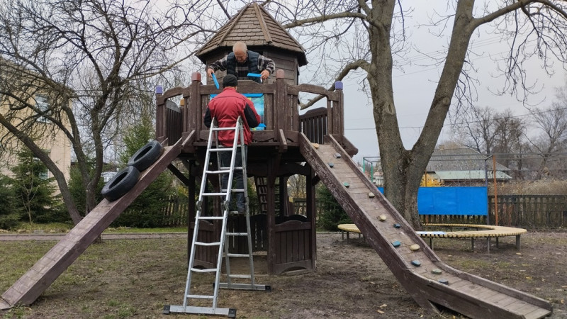 Зі Шреком і Русалонькою: в громаді на Чернігівщині оновили дитячий сквер (Фото)