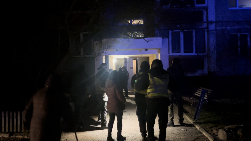 Російський БпЛА влучив у багатоповерхівку в Чернігові