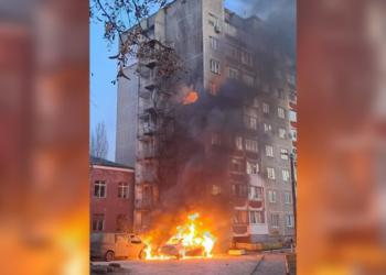 У Чернігові російський безпілотник влучив у багатоповерховий будинок