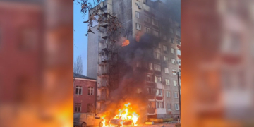 У Чернігові російський безпілотник влучив у багатоповерховий будинок