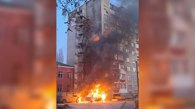 У Чернігові російський безпілотник влучив у багатоповерховий будинок