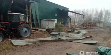 Поранені двоє чоловіків: росіяни атакували деревообробне підприємство у Городні на Чернігівщині