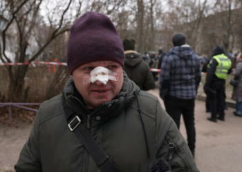 «З будинку виносили закривавлених людей»: що розповідають очевидці про влучання БпЛА у багатоповерхівку в Чернігові