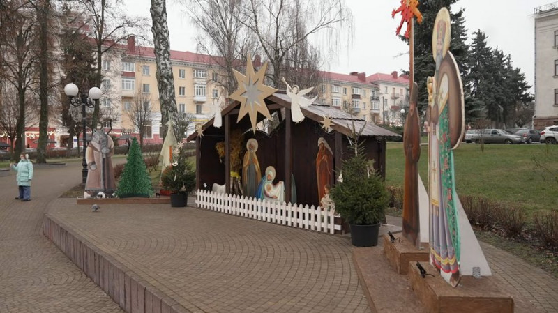 Ковзанка поламана, а головна ялинка перебуває у мішках: як зберігають ілюмінацію та святкові прикраси у Чернігові