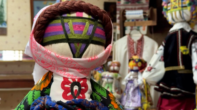 "Знайшла заняття, що лікує душу": понад 150 ляльок-мотанок за сім років виготовила Світлана Мажуга з Чернігівщини