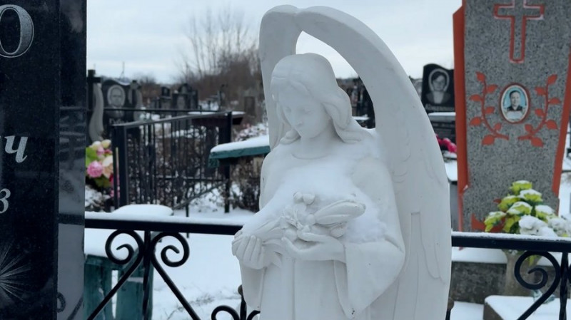 Не пам'ятає своє ім'я, а провину не визнає: на Чернігівщині судять жінку за наругу над могилами захисників України