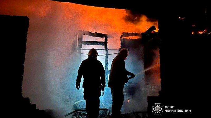 Жінка зазнала опіків 15% тіла, чоловік — 21%: на Чернігівщині через пожежу жилого будинку госпіталізували двох людей