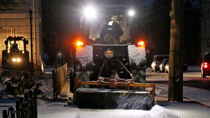 Як чернігівські комунальники ліквідували наслідки снігопаду в місті
