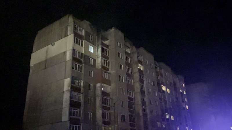 Пошкоджені приватні будинки, п'ятиповерхівка та два заклади освіти у Чернігові внаслідок атаки РФ 24 грудня