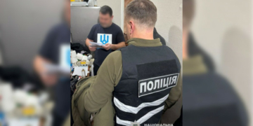 Обіцяв вирішити земельне питання за 5 тисяч доларів: на Ніжинщині депутату однієї з міських рад повідомили про підозру