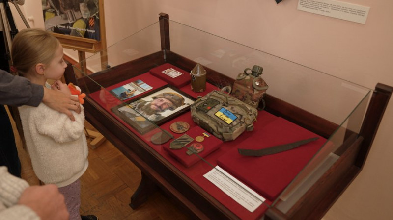 Чернігівському музею передали частину списа часів Русі, яку знайшов на фронті військовий Олександр Урванцев