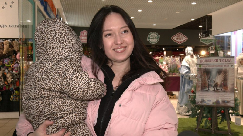 У двох ТРЦ Чернігова встановили ялинки з листами дітей загиблих військових та QR-кодами для донатів