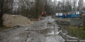 «Почали будувати й зруйнували дорогу»: у Чернігові жителі мікрорайону скаржаться на забудовника через пошкоджену дорогу