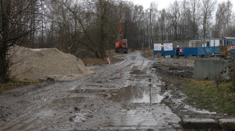 "Почали будувати й зруйнували дорогу": у Чернігові жителі мікрорайону скаржаться на забудовника через пошкоджену дорогу