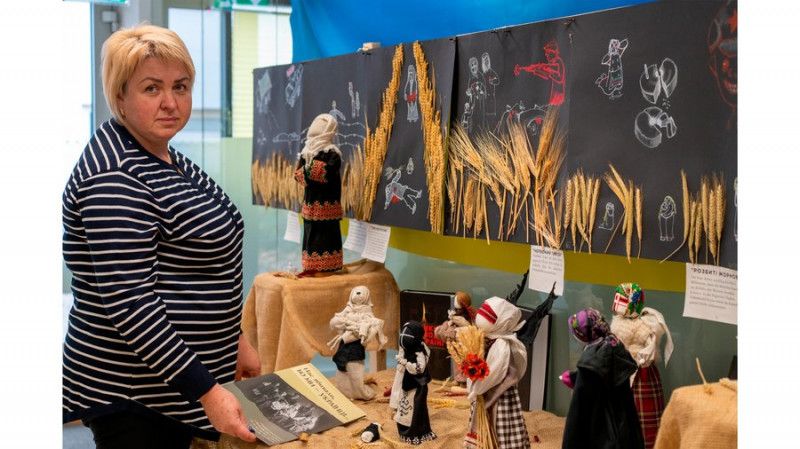 У Німеччині відбулася виставка, де представили історію чернігівки, яка майже 2,5 роки чекає на сина, що зник безвісти