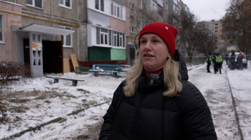 "Стеля може будь-якої секунди впасти": як мешканці будинку в Чернігові, куди влучив БпЛА, забирають уціліле із квартир