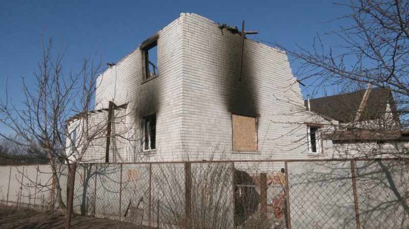 Виносять згорілі речі та розбирають стіни: у Киїнці біля Чернігова розбирають завали будинку, в який влучив БпЛА