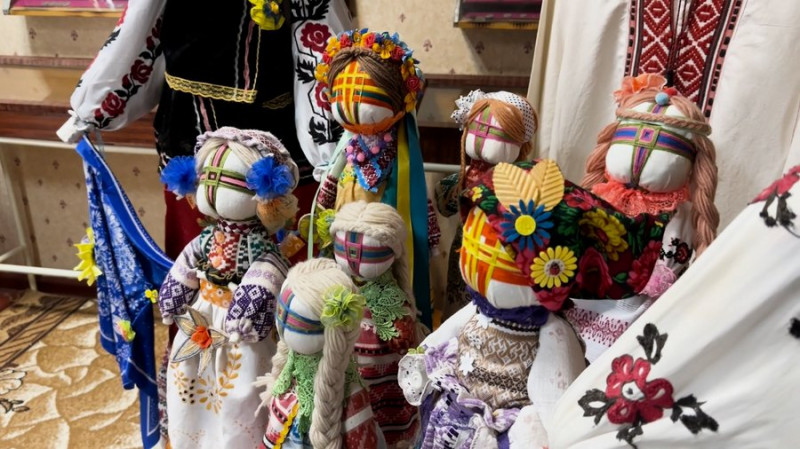 "Знайшла заняття, що лікує душу": понад 150 ляльок-мотанок за сім років виготовила Світлана Мажуга з Чернігівщини