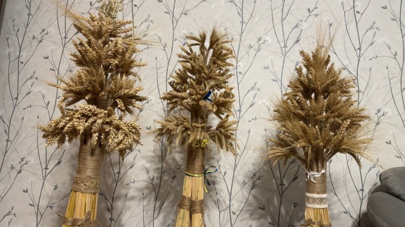 "Солома дає велику енергетику": як жінка з Чернігівщини виготовляє різдвяних "павуків" із соломи