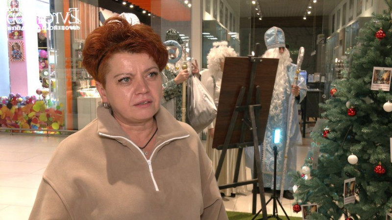 У двох ТРЦ Чернігова встановили ялинки з листами дітей загиблих військових та QR-кодами для донатів