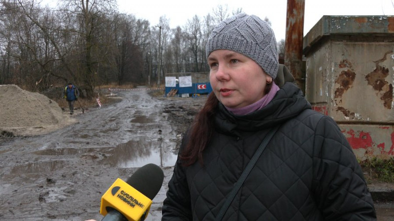 "Почали будувати й зруйнували дорогу": у Чернігові жителі мікрорайону скаржаться на забудовника через пошкоджену дорогу