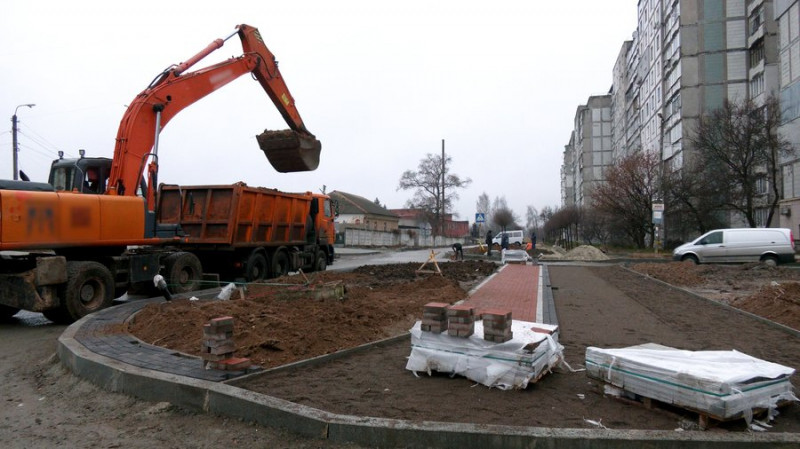 Люди скаржаться на бруд та незручності: коли закінчать ремонт доріг на Коцюбинського та Єськова у Чернігові