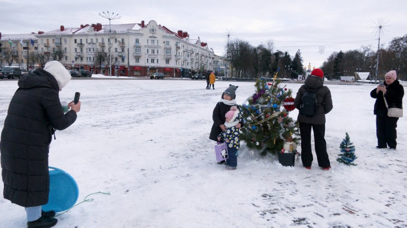 Символізує стійкість: чернігівці власноруч встановили ялинку на центральній площі міста