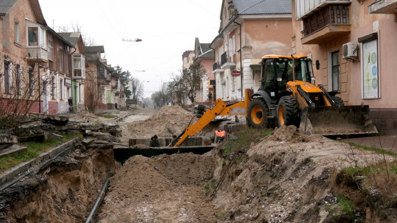 Люди скаржаться на бруд та незручності: коли закінчать ремонт доріг на Коцюбинського та Єськова у Чернігові