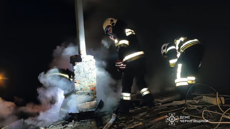 Жінка зазнала опіків 15% тіла, чоловік — 21%: на Чернігівщині через пожежу жилого будинку госпіталізували двох людей