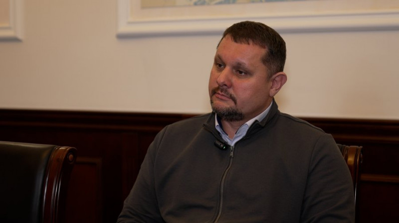 Ковзанка поламана, а головна ялинка перебуває у мішках: як зберігають ілюмінацію та святкові прикраси у Чернігові