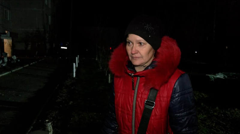 "Ледь знайшла котів, дуже перелякані": що розповідають мешканці багатоповерхівки у Чернігові, в яку влучив "шахед"