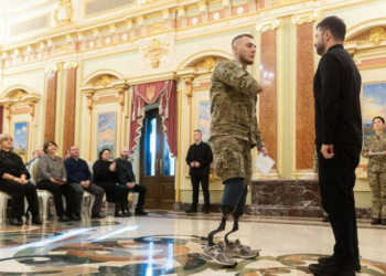 Президент України Володимир Зеленський вручив сертифікат на квартиру бійцю з Чернігівщини Андрію Сергієнку