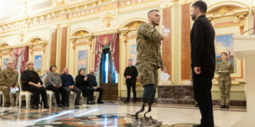 Президент України Володимир Зеленський вручив сертифікат на квартиру бійцю з Чернігівщини Андрію Сергієнку Президент України Володимир Зеленський вручив сертифікат на квартиру бійцю з Чернігівщини Андрію Сергієнку