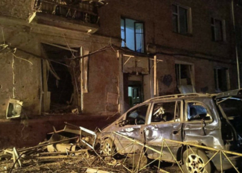 Троє людей зазнали поранень внаслідок вибуху російського БпЛА біля багатоповерхівки у Чернігові Троє людей зазнали поранень внаслідок вибуху російського БпЛА біля багатоповерхівки у Чернігові