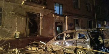 Троє людей зазнали поранень внаслідок вибуху російського БпЛА біля багатоповерхівки у Чернігові Троє людей зазнали поранень внаслідок вибуху російського БпЛА біля багатоповерхівки у Чернігові