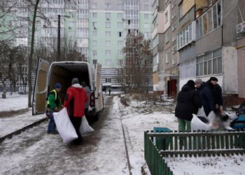 «Стеля може будь-якої секунди впасти»: як мешканці будинку в Чернігові, куди влучив БпЛА, забирають уціліле із квартир
