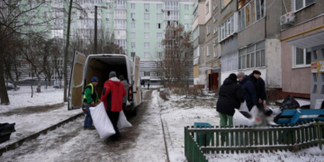 «Стеля може будь-якої секунди впасти»: як мешканці будинку в Чернігові, куди влучив БпЛА, забирають уціліле із квартир