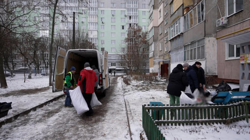 "Стеля може будь-якої секунди впасти": як мешканці будинку в Чернігові, куди влучив БпЛА, забирають уціліле із квартир