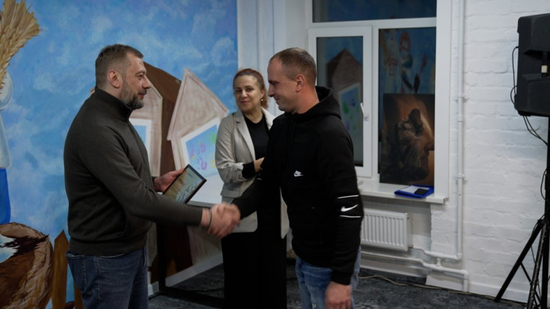 "Це своє житло": у Чернігові ветеранам війни вручили сертифікати на житло