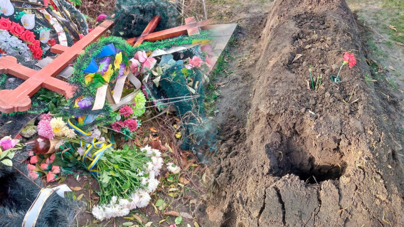 Не пам'ятає своє ім'я, а провину не визнає: на Чернігівщині судять жінку за наругу над могилами захисників України