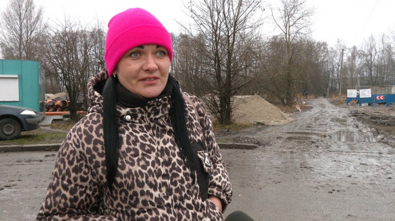 "Почали будувати й зруйнували дорогу": у Чернігові жителі мікрорайону скаржаться на забудовника через пошкоджену дорогу